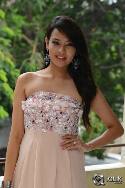 Sagarika-At-Friend-Request-Trailer-Launch